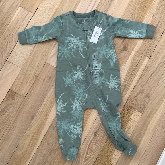 GAP One Pieces Gap Baby Girl Onesie Green Color 36 Months New And